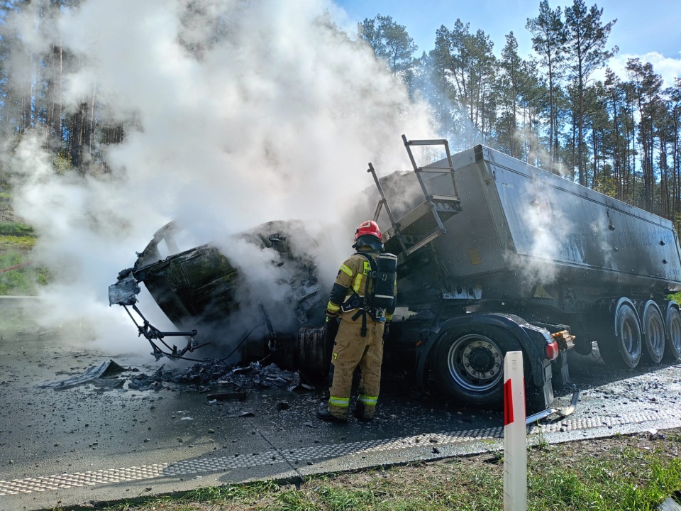 Na trasie S5 doszło do kolizji dwóch samochodów ciężarowych. Jeden z pojazdów się zapalił/Fot. Facebook, Bydgoszcz 998