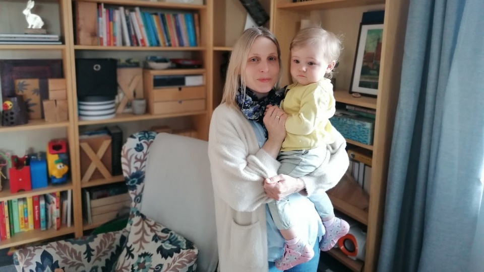 Kinga Ciechowska-Baran zdecydowała, że uroczystość z okazji Pierwszej Komunii Świętej najstarszej córki Zosi zorganizowana zostanie w domu. Na zdjęciu: z najmłodszą córką Hanią/fot. Magdalena Gill