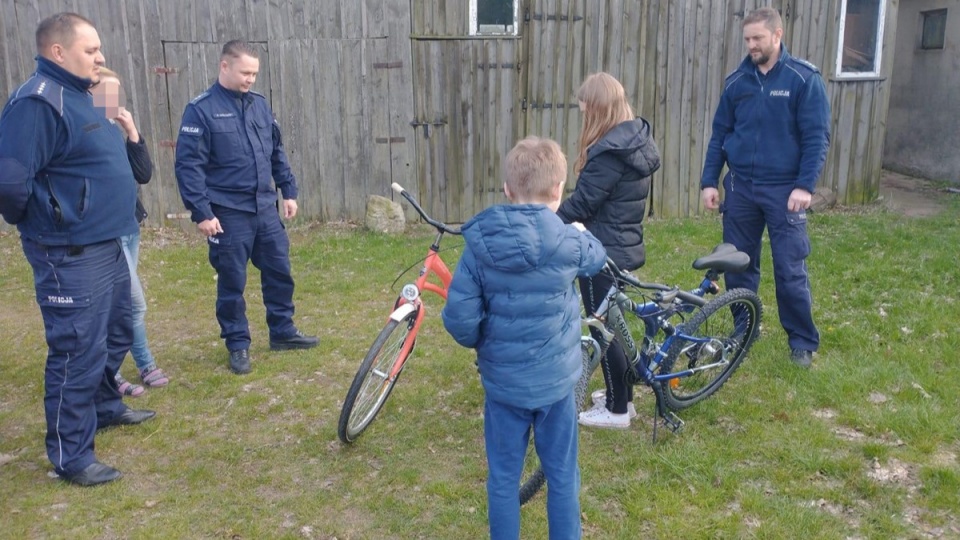 Dwójka dzieci z gminy Rogowo otrzymała od policjantów nowe rowery. Jak się później okazało, skradziony pojazd został odnaleziony/fot: KPP w Rypinie