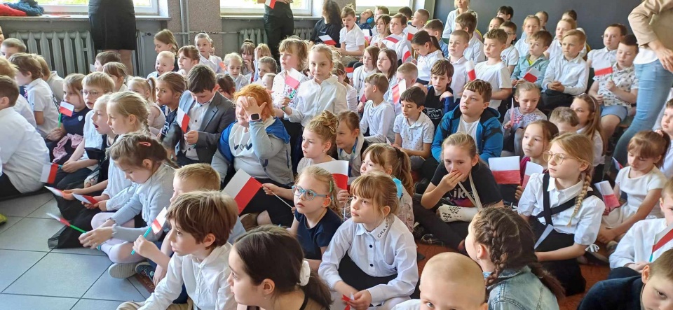 Tuż przed długim weekendem dzieci ze Szkoły Podstawowej nr 58 wzięły udział w patriotycznym apelu/fot: Katarzyna Bogucka