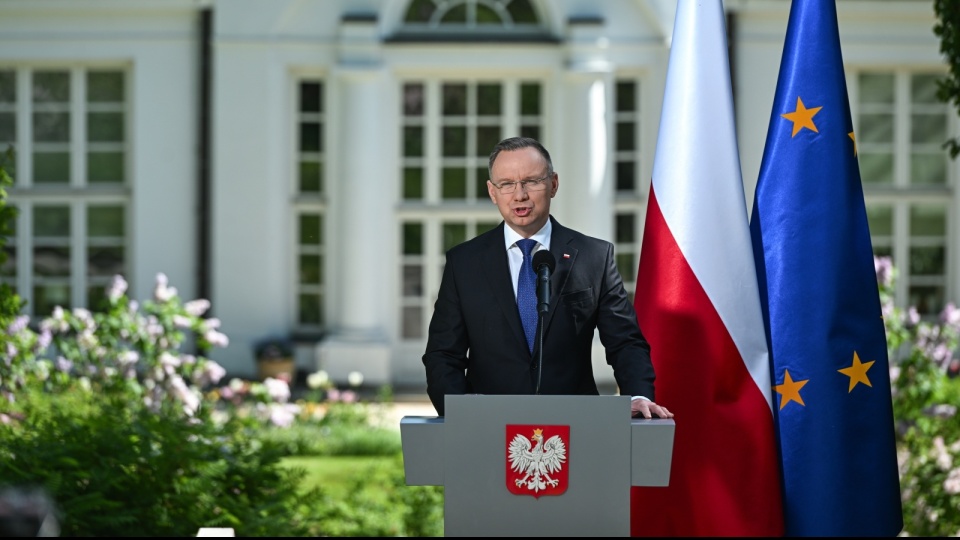 Prezydent RP Andrzej Duda wygłasza oświadczenie w ogrodach Pałacu Prezydenckiego w Warszawie/fot. Radek Pietruszka, PAP