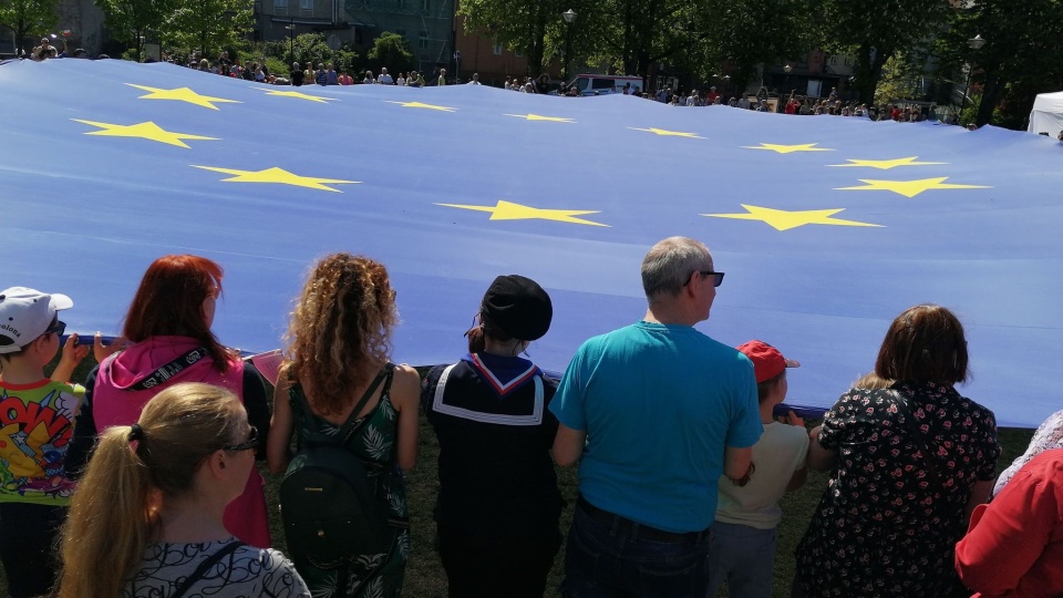 – Mieliśmy za zadanie rozwinąć i trzymać olbrzymią flagę Unii Europejskiej – opowiada podharcmistrz Mariola Czerwińska/fot. Radosław Łączkowski
