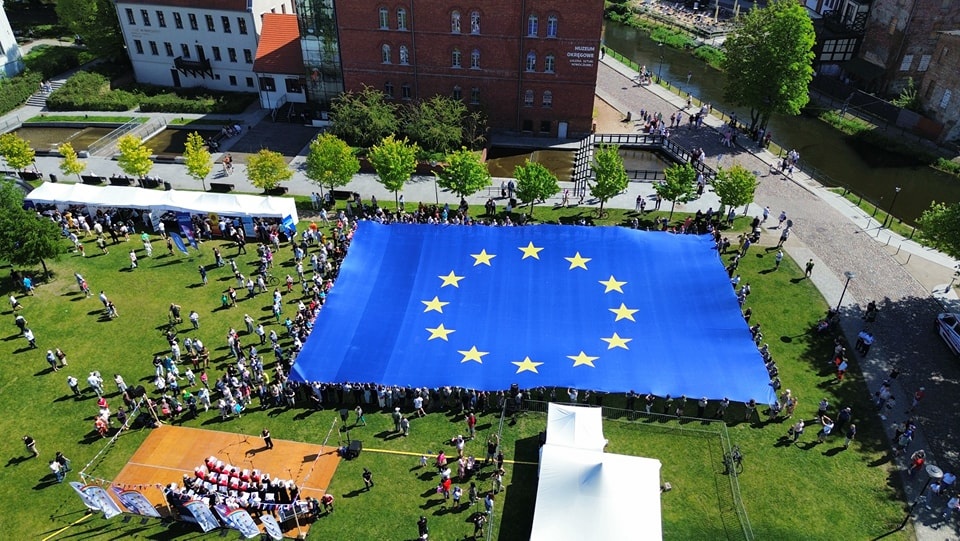 – Mieliśmy za zadanie rozwinąć i trzymać olbrzymią flagę Unii Europejskiej – opowiada podharcmistrz Mariola Czerwińska/fot. bydgoszcz.pl
