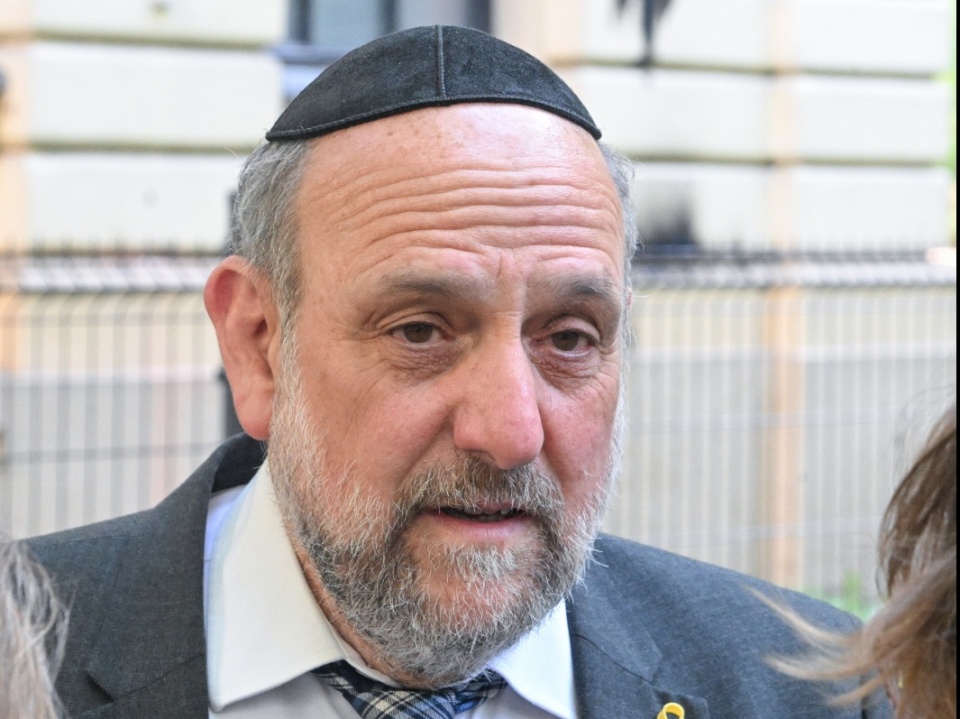 Naczelny rabin Polski Michael Schudrich przed synagogą Nożyków w Warszawie/fot. Radek Pietruszka/PAP