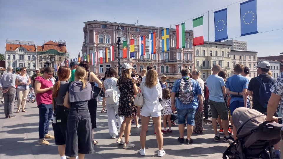 Kilkadziesiąt osób zdecydowało się na rodzinny spacer ulicami Bydgoszczy pod koniec długiego weekendu/fot: Tatiana Adonis