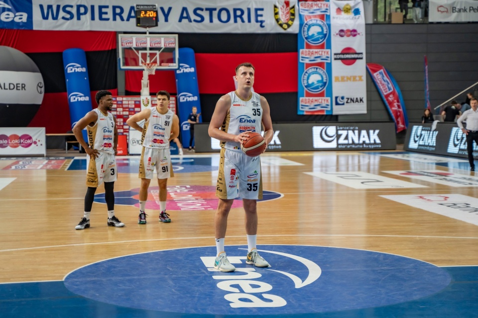 Koszykarze Astorii Bydgoszcz tym razem wysoko pokonali GKS Tychy przed własną publicznością. Dzięki temu doprowadzili do wyrównania w półfinale fazy play-off/fot: Facebook, Enea Abramczyk Astoria Bydgoszcz