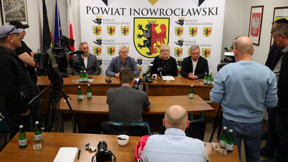 Starosta Wiesława Pawłowska w środę (8 maja) na specjalnie zwołanej konferencji prasowej przekonywała, że to ona wraz z innymi radnymi została zdradzona przez zarząd lokalnej Platformy/fot. Powiat Inowrocławski, Facebook