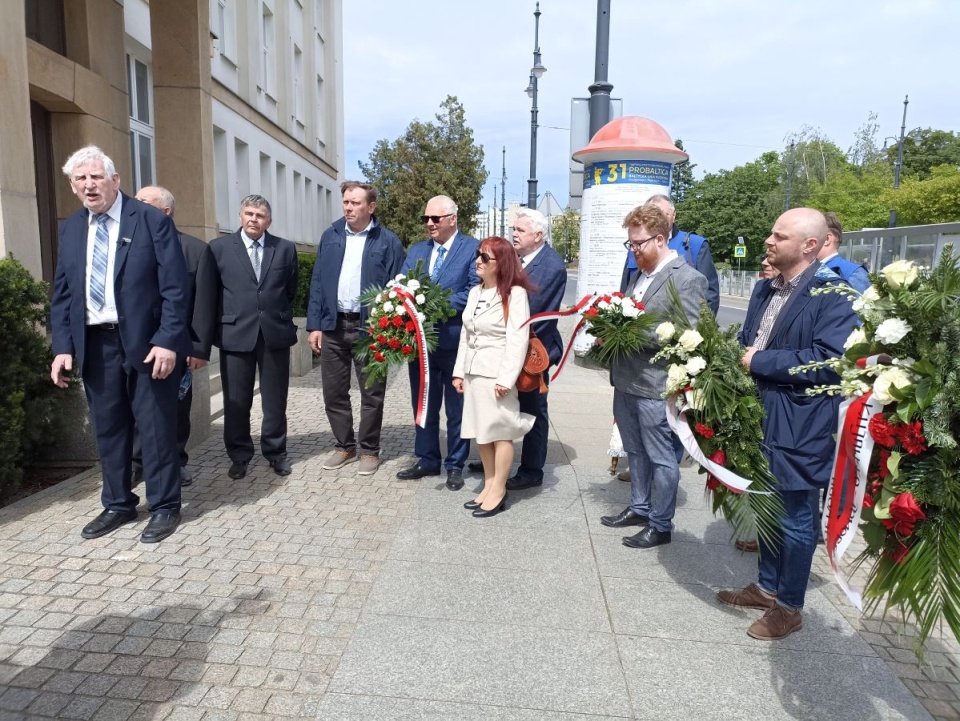 Symboliczne kwiaty i znicze pojawiły się też w kilku miejscach w Toruniu, m.in. pod pomnikiem pamięci zamordowanych chłopów i ziemian