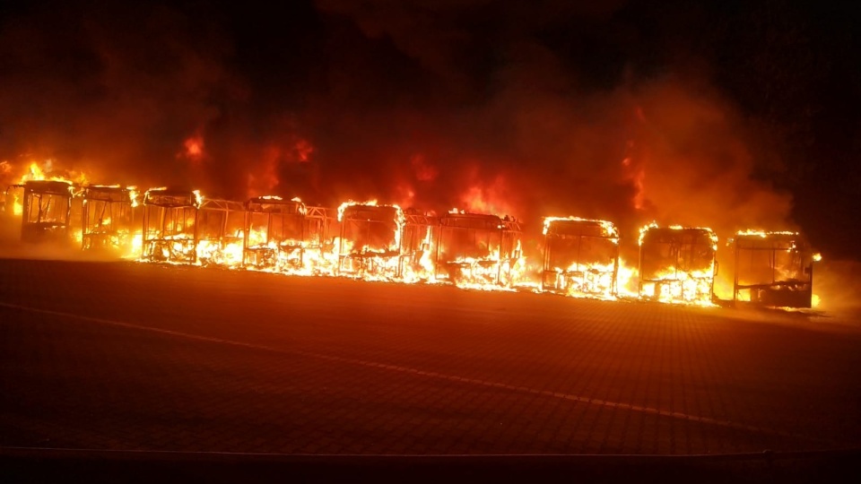 10 autobusów należących do prywatnej firmy przewozowej spłonęło w zajezdni w Bytomiu/fot. KM PSP Bytom/Facebook