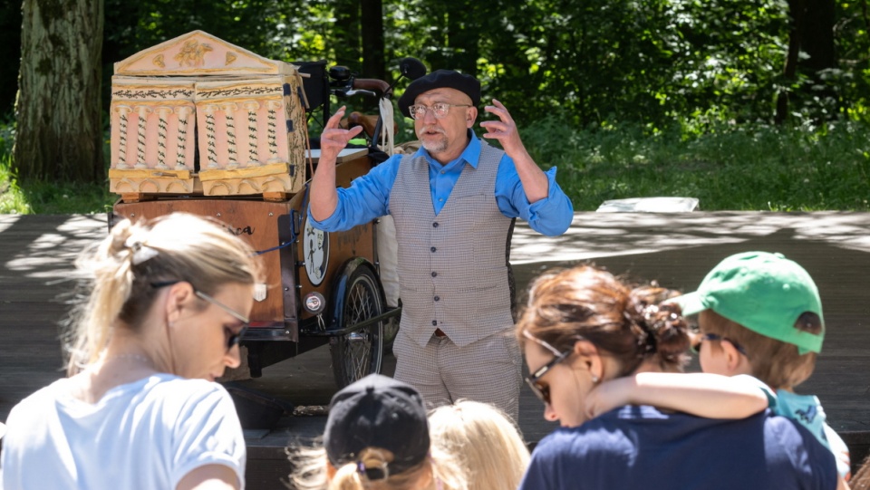 Aktor Robert Poryziński podczas spektaklu Teatru Miejsca „Latający Kufer" wg Andersena/fot. Tytus Żmijewski, PAP