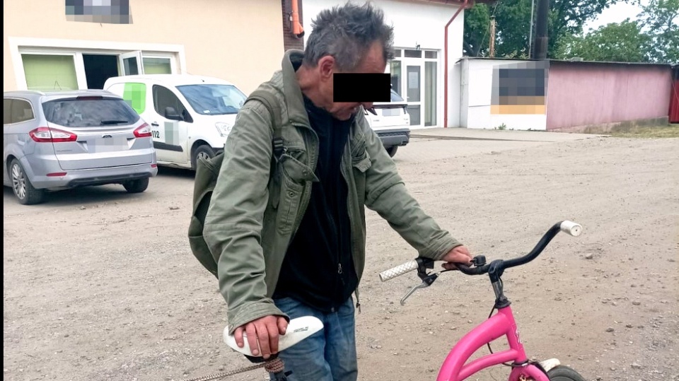54-latek usłyszał już zarzuty, odpowie za złamanie do sądowego zakazu prowadzenia roweru i za kierowanie jednośladem w stanie nietrzeźwości/fot. KMP w Bydgoszczy (fragment zdjęcia)