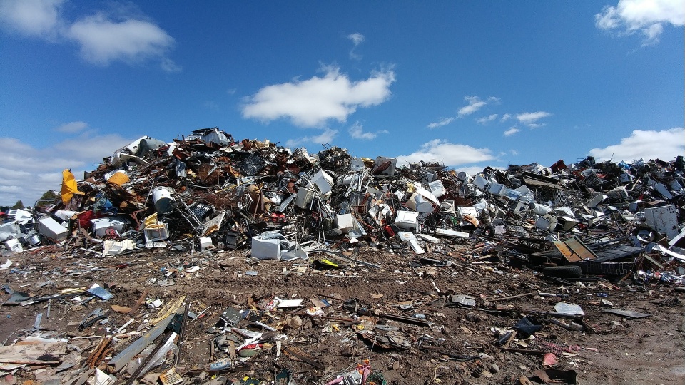 Służby zainteresowały się działalnością składowiska odpadów w Giebni koło Pakości. Mieszkańcy często widzą nieoznakowane radiowozy i funkcjonariuszy CBŚ/fot: zdjęcie ilustracyjne, Pixabay