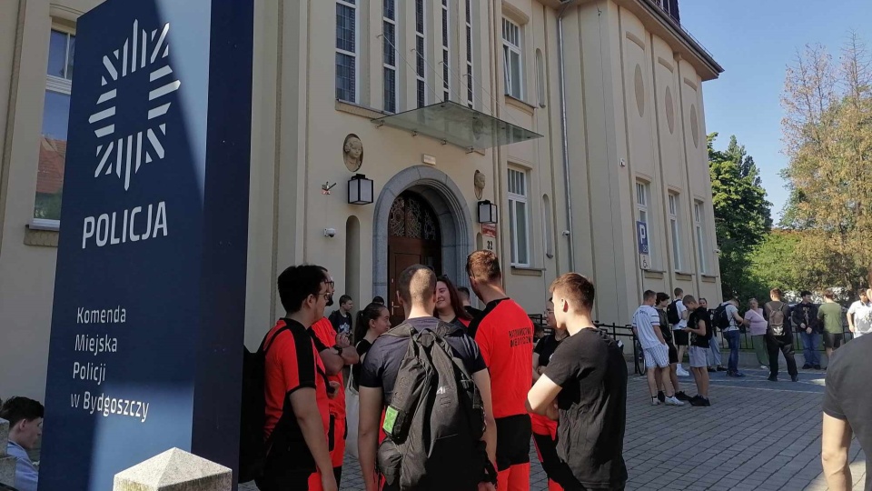 Młodzież mogła z bliska zobaczyć, jak wygląda codzienna praca policjanta/fot: Monika Siwak