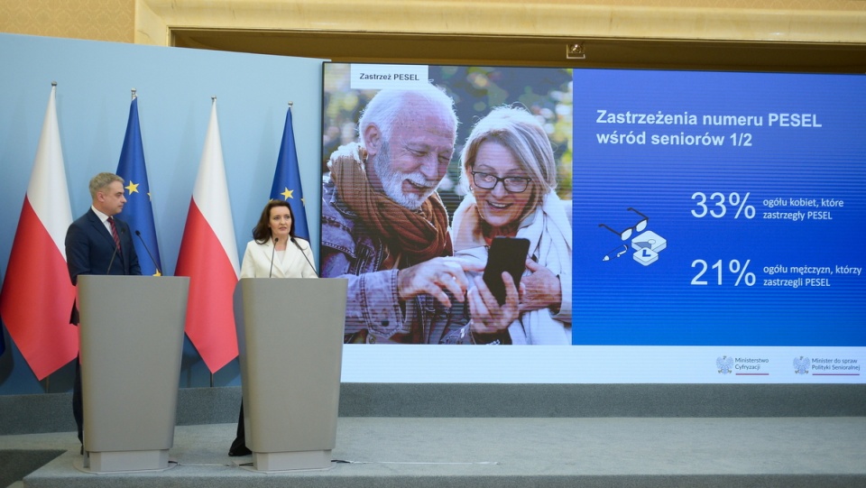 Wicepremier, minister cyfryzacji Krzysztof Gawkowski oraz minister ds. polityki senioralnej Marzena Okła-Drewnowicz podczas konferencji w KPRM w Warszawie/fot. Marcin Obara, PAP