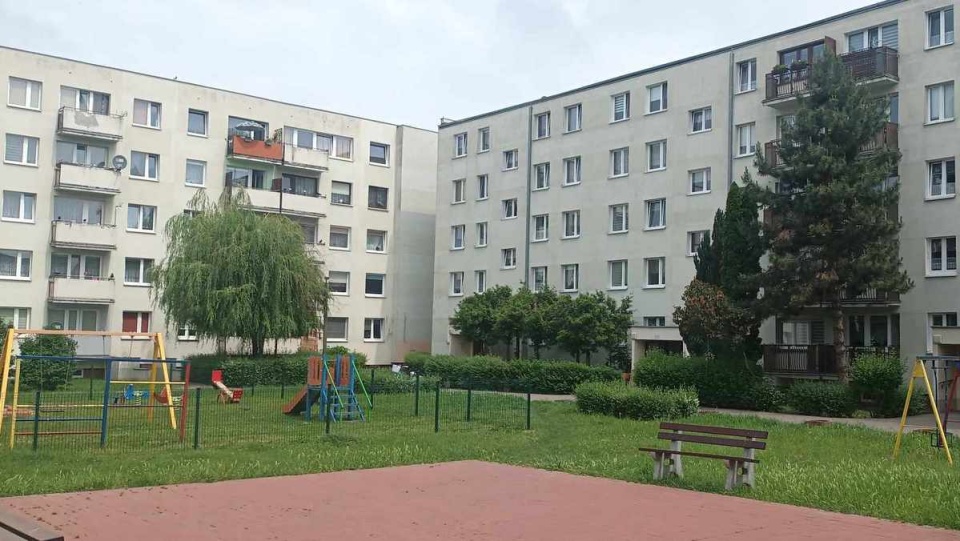 Mieszkańcy tego bloku na osiedlu Rąbin w Inowrocławiu wezwali policję, bo ich sąsiad wyrzucał przez okno meble/fot. Marcin Glapiak