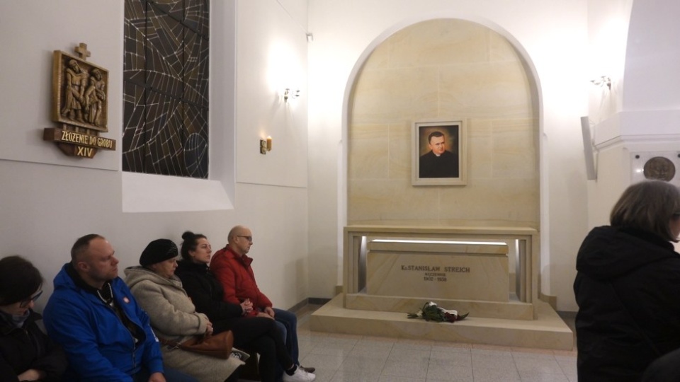 Sarkofag ks. Stanisława Streicha w kościele w Luboniu/fot. Piotrbutowski - Praca własna sarkofag, CC BY-SA 4.0