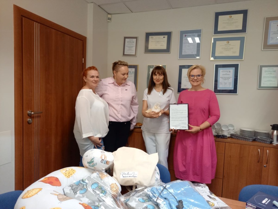 W poniedziałek (27 maja) w szpitalu Biziela w Bydgoszczy uroczyście wręczono statuetkę „Oddział Przyjazny Kangurowaniu”/fot. Agata Raczek