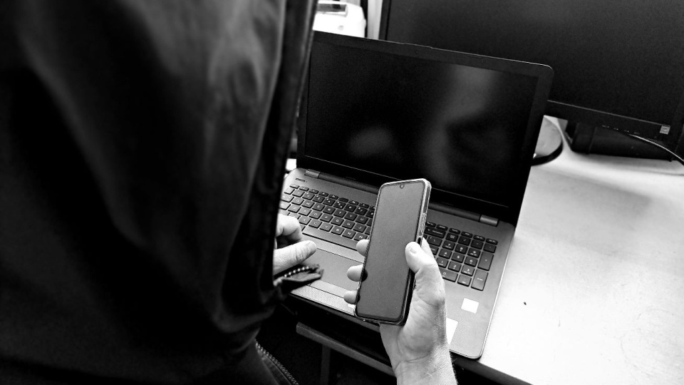 – Jeżeli nawiąże z Tobą kontakt osoba, która będzie proponowała szybki zysk oraz zainstalowanie oprogramowania na komputerze – zachowaj czujność i zdrowy rozsądek! To może być oszust! – ostrzega policja/fot. nadesłane, KWP w Bydgoszczy