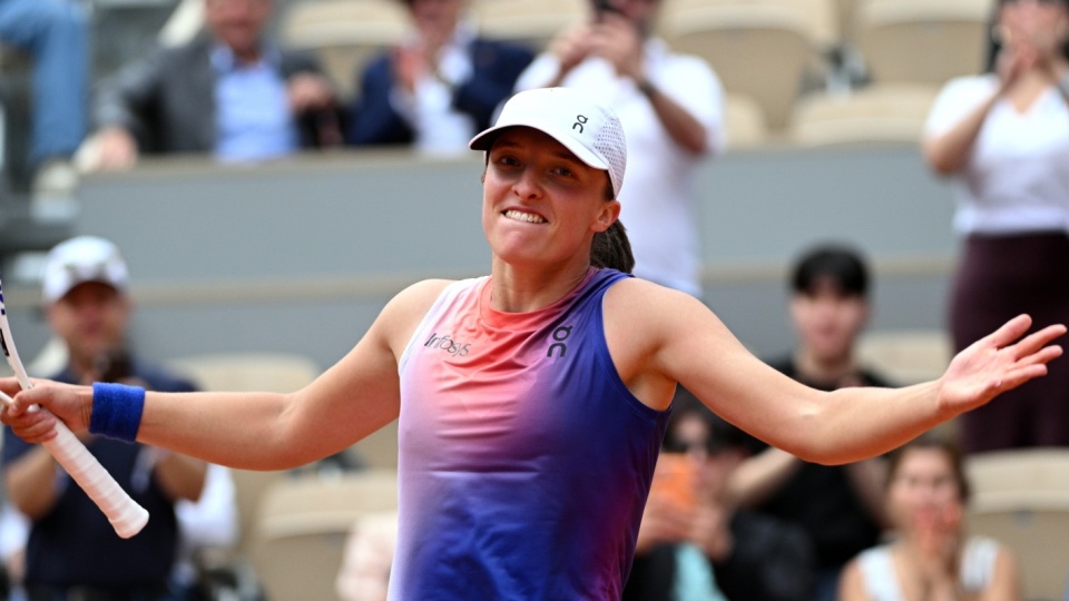 Iga Świątek gładko pokonała Marketę Vondrousovą i awansowała do półfinału French Open/fot: PAP, Caroline Blumberg