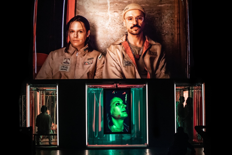 Grand Prix festiwalu ufundowane przez Marszałka Województwa Kujawsko-Pomorskiego przyznano spektaklowi „The Employees" w reżyserii Łukasza Twarkowskiego ze STUDIO teatrgalerii w Warszawie /fot. Natalia Kabanow/teatr.torun.pl