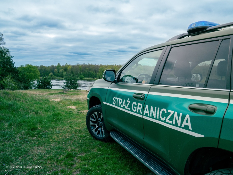 Policjanci zatrzymali po pościgu kuriera, który od granicy z Białorusią przewoził samochodem ośmiu nielegalnych migrantów/fot. Straż Graniczna X