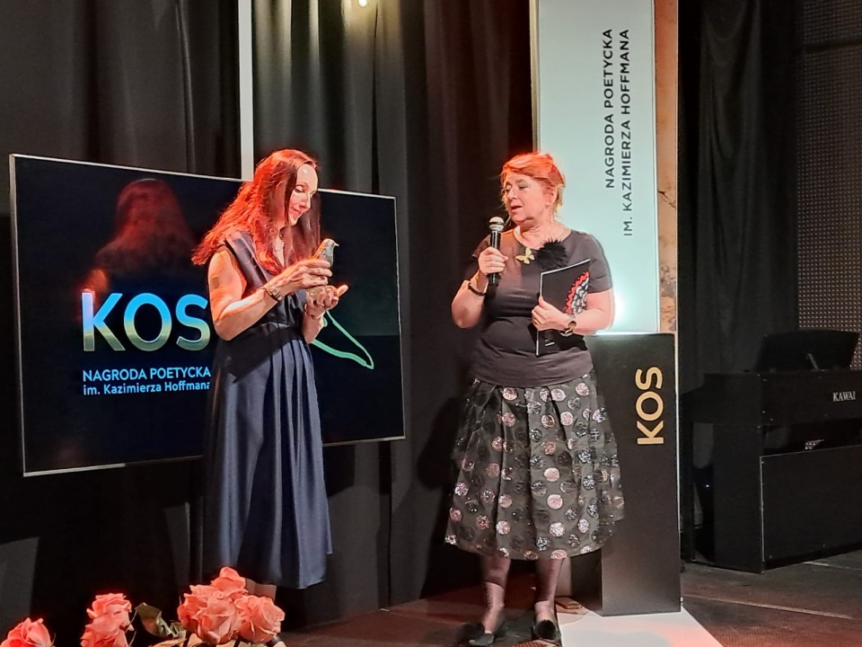 Marzanna Bogumiła Kielar za tom poetycki „Wilki" otrzymała KOSA, czyli Nagrodę Poetycką im. Kazimierza Hoffmana w Ogólnopolskim Konkursie Poetyckim, zorganizowanym już po raz piąty przez Kujawsko - Pomorskie Centrum Kultury w Bydgoszczy. Nagrodę wręcza Ewa Krupa, dyrektor KPCK w Bydgoszczy/fot. Ewa Dąbska