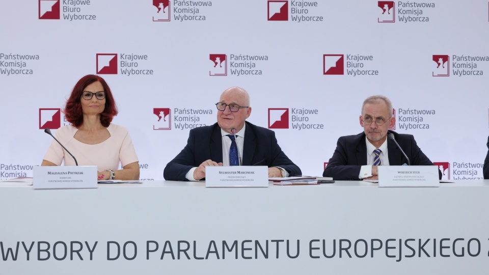 Wybory do Parlamentu Europejskiego 2024. Przewodniczący Państwowej Komisji Wyborczej Sylwester Marciniak (w centrum), sekretarz Państwowej Komisji Wyborczej, szefowa Krajowego Biura Wyborczego Magdalena Pietrzak (z lewej) i zastępca przewodniczącego PKW Wojciech Sych (z prawej) podczas konferencji PKW w Warszawie/fot. Paweł Supernak