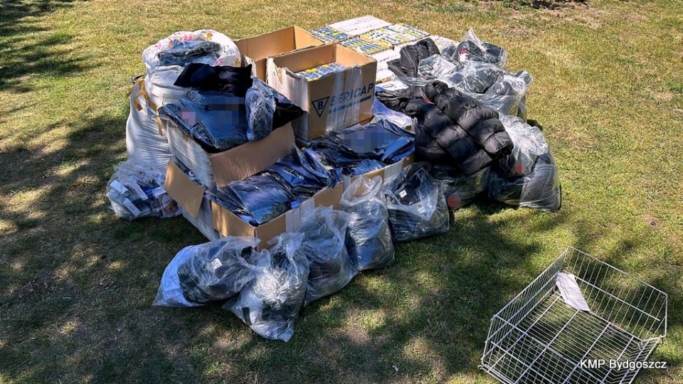 Mężczyzna sprzedawał m.in. podrabiane bluzy, spodnie, t-shirty, bieliznę, koszule różnych marek/fot. KMP w Bydgoszczy