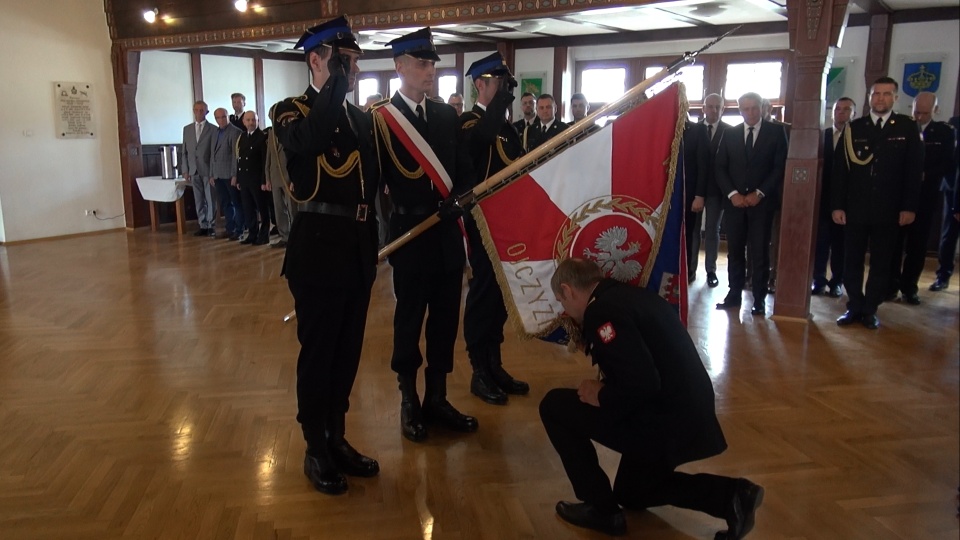 Ucałowanie sztandaru przez nowego szefa bydgoskich strażaków (Fot. Janusz Wiertel)