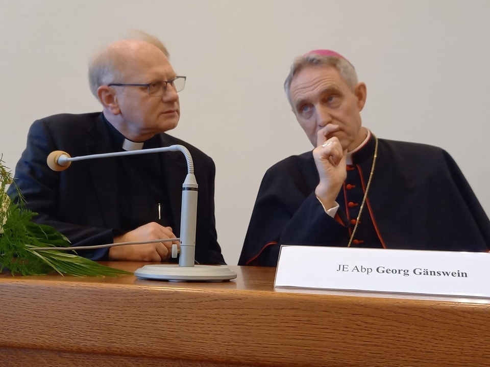 Abp Gänswein - z prawej/fot. Ewa Dąbrowska