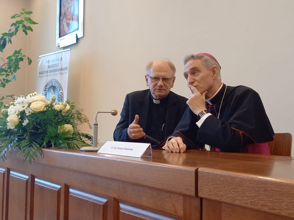 Abp Gänswein - z prawej/fot. Ewa Dąbrowska
