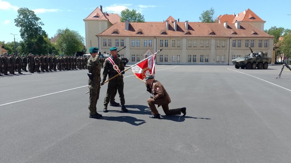 W trakcie uroczystości obejmujący obowiązki komendanta, zgodnie z ceremoniałem wojskowym, uroczyście przyjął sztandar Centrum Szkolenia Artylerii i Uzbrojenia/fot. Michał Zaręba