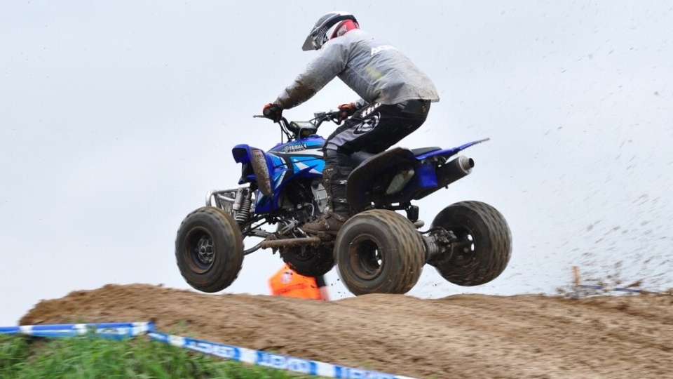Quad w motocrossie/fot. Stiopa - Praca własna, CC BY-SA 3.0, https://commons.wikimedia.org/w/index.php?curid=20460041