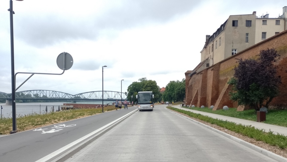 Egzekwowanie przepisów może być wyzwaniem dla miasta. Po zakończeniu konferencji prasowej, jezdnią na Bulwarze przejechał autokar. Teren nad Wisłą jest strefą zamieszkania i są tu znaki zakazujące wjazdu takim pojazdom/fot. Michał Zaręba