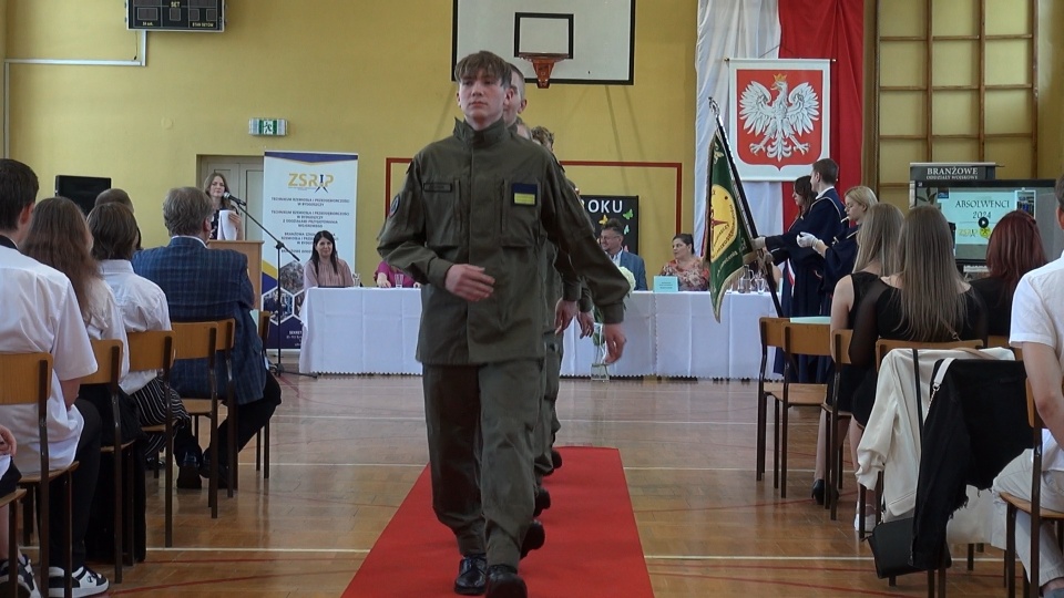 Pierwsi uczniowe Branżowych Oddziałów Wojskowych Branżowej Szkoły I Stopnia Rzemiosła i Przedsiębiorczości ukończyli naukę (fot. Janusz Wiertel)