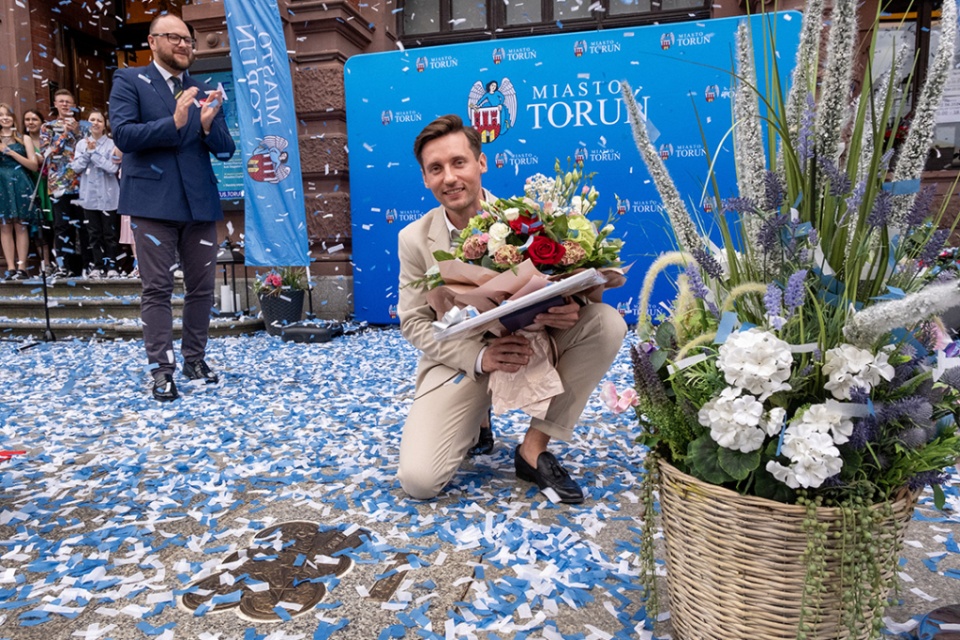 Krystian Pesta odsłonił Katarzynkę w Piernikowej Alei Gwiazd/fot. Wojtek Szabelski, torun.pl