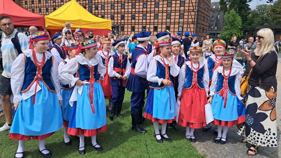 Tuż przed wyjazdem Zespół Pieśni i Tańca, również grupy dziecięce, występowały podczas Jarmarku Świętojańskiego. Na zdjęciu: dzieci z szefową zespołu Elżbietą Kornaszewską-Rogacką/fot. Magdalena Gill