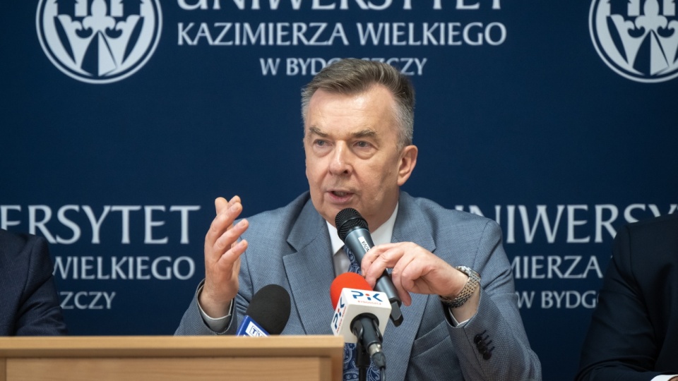 Minister Nauki i Szkolnictwa Wyższego Dariusz Wieczorek podczas spotkania ze studentami, 24 bm. na terenie kampusu Uniwersytetu Kazimierza Wielkiego w Bydgoszczy/fot. Tytus Żmijewski