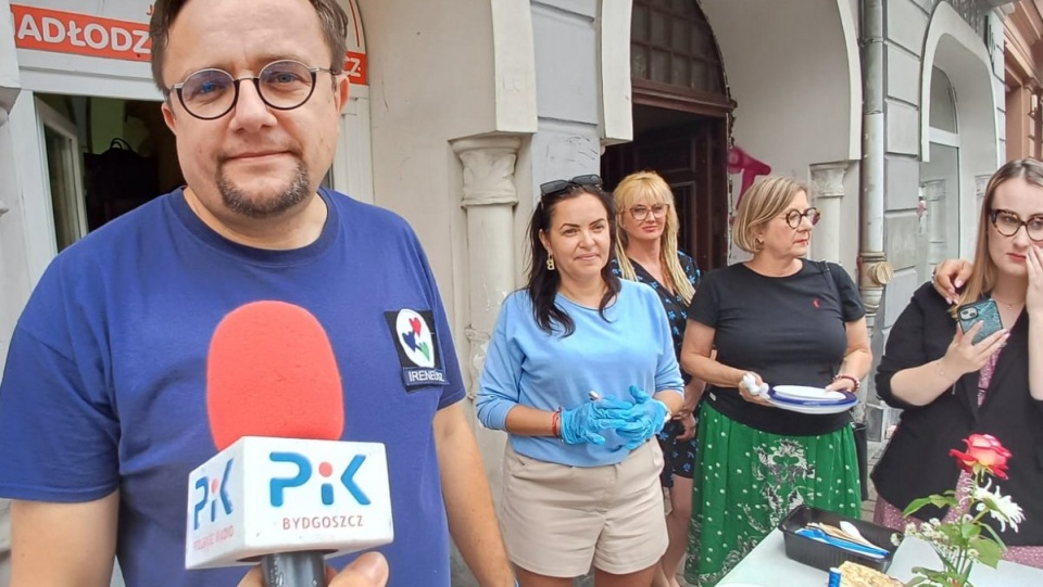 Ireneusz Nitkiewicz z Fundacji „Chcę Pomagam” przed jadłodzielnią/fot. Katarzyna Bogucka