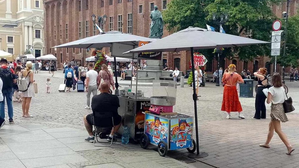 Od kilku tygodni mimo sprzeciwu toruńskich urzędników na Rynku Staromiejskim pojawia się stoisko oferujące watę cukrową i smażone ziemniaki/fot. Michał Zaręba