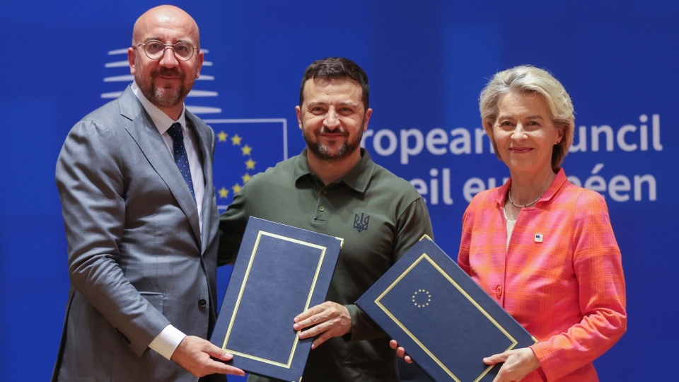 Przewodniczący Rady Europejskiej Charles Michel, prezydent Ukrainy Wołodymyr Zełenski, przewodnicząca Komisji Europejskiej Ursula von der Leyen/EPA/POOL OLIVIER HOSLET/PAP/EPA
