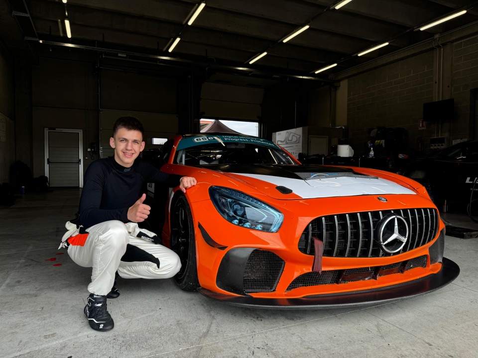 Dawid Żydlewski stara się podbić samochodowy cykl GT4/fot. materiały Dawida Żydlewskiego