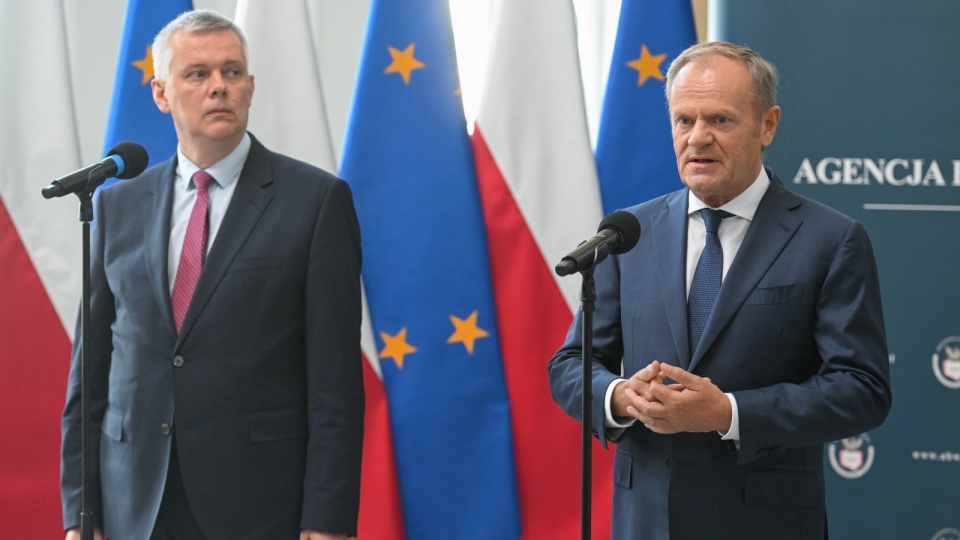 Od lewej: szef MSWiA, koordynator służb specjalnych Tomasz Siemoniak i premier Donald Tusk podczas konferencji prasowej po spotkaniu z funkcjonariuszami ABW w siedzibie Komendy Wojewódzkiej Policji w Rzeszowie/Wojtek Jargiło, PAP