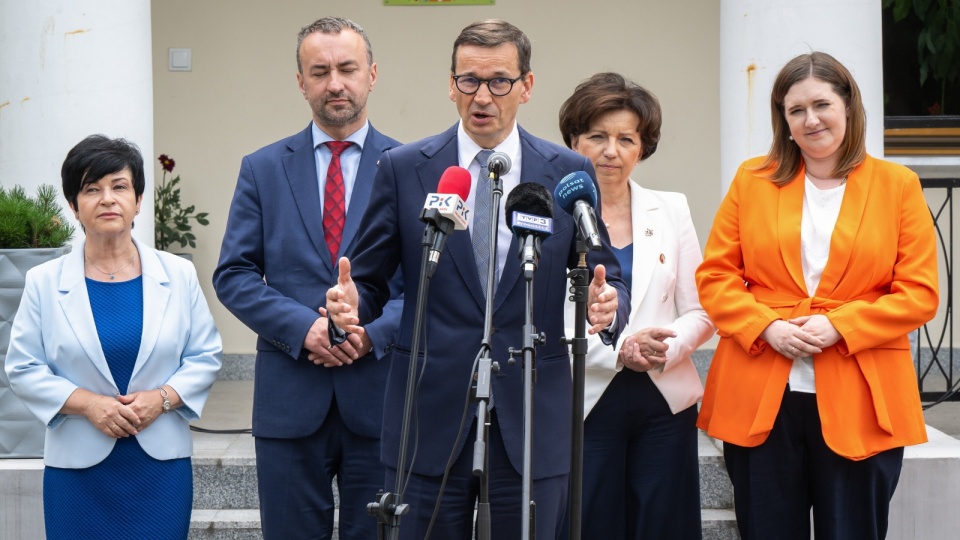 Mateusz Morawiecki podczas konferencji prasowej przy Domu Seniora w Lubieniu Kujawskim/fot. Tytus Żmijewski/PAP