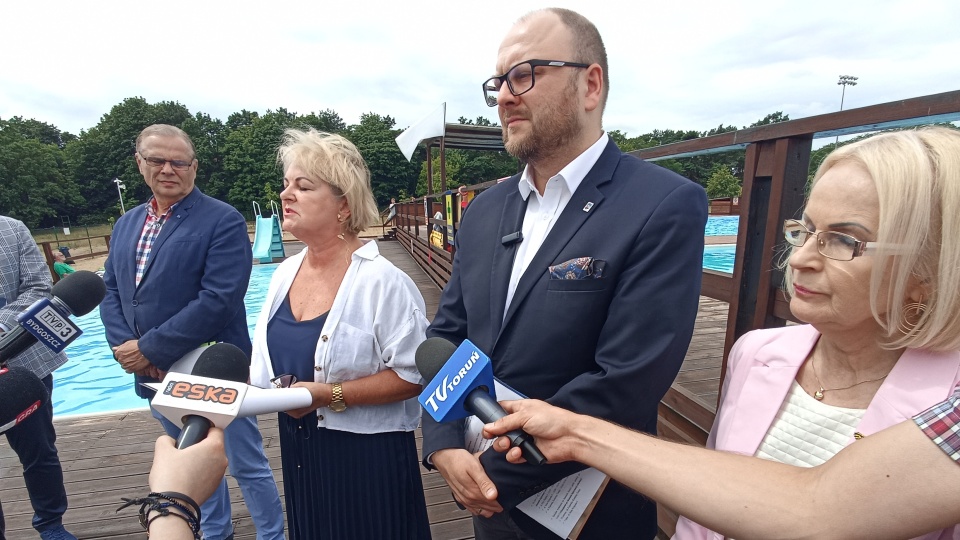 O planie działań na wakacje mówili na terenie letnich basenów przy ul. Przy Skarpie przedstawiciele magistratu/fot. Monika Kaczyńska