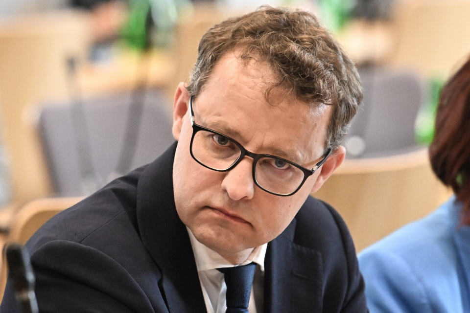 Poseł PiS Marcin Romanowski podczas posiedzenia sejmowej Komisji Regulaminowej, Spraw Poselskich i Immunitetowych w Sejmie w Warszawie/fot. Radek Pietruszka/PAP