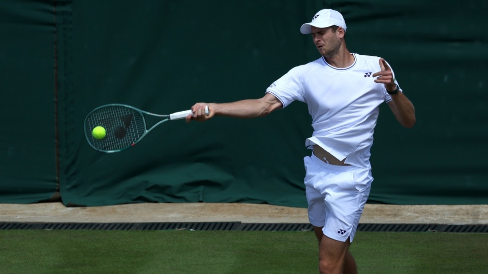 Hubert Hurkacz doznał kontuzji kolana i musiał poddać spotkanie drugiej rundy Wimbledonu/fot: PAP, Tim Ireland