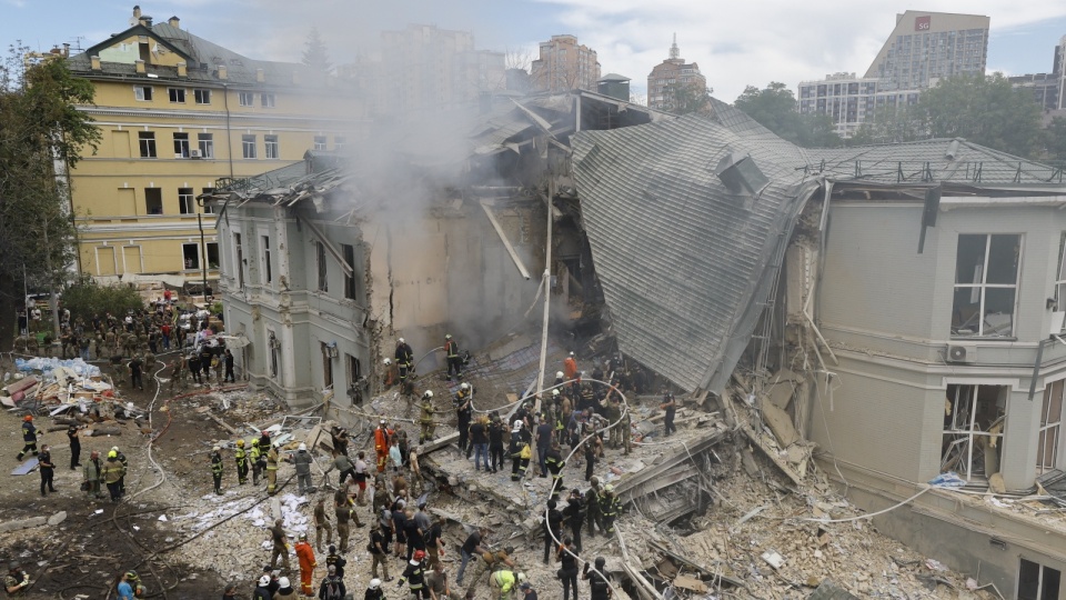 Ratownicy przy ostrzelanym szpitalu w Kijowie/fot. Sergey Dolzhenko/PAP/EPA