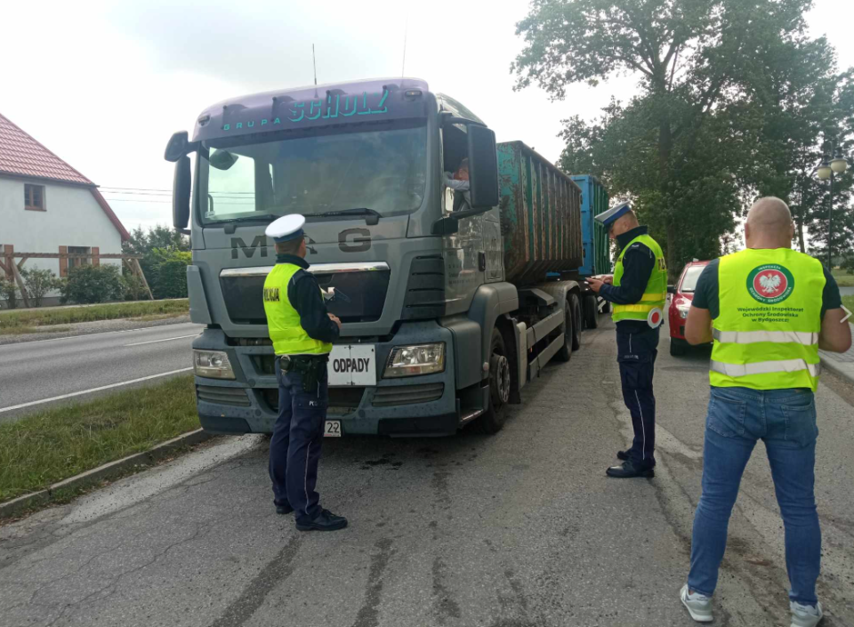 Kontrole przeprowadzili inspektorzy delegatury WIOŚ we Włocławku i policjanci/fot. wios.bydgoszcz.pl/