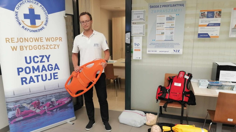 Ratownik Mateusz Badura wskazał, jakimi przedmiotami możemy pomóc tonącej osobie/fot: Monika Siwak
